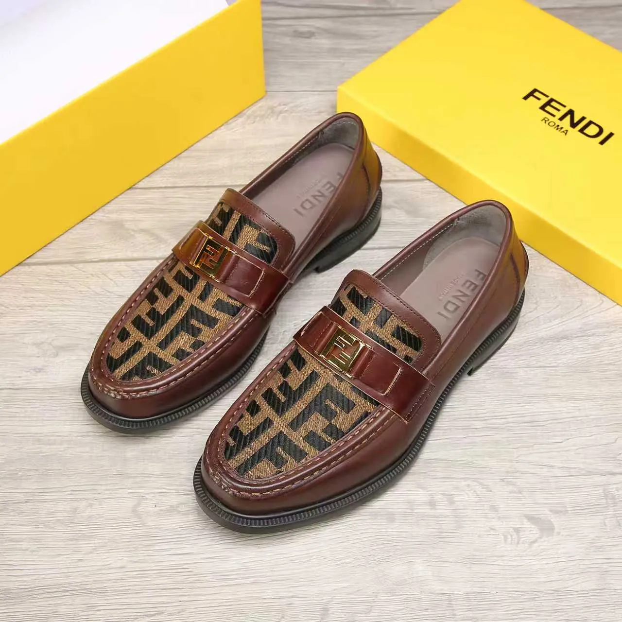 ​Men's shoes 💰 500 💰 Water dyed cowhide 🆘 The latest FENDI ( Fendi ) new casual leather shoes 🕶️🕶️ Simple routing effect, showing an elegant and cool driving shoe 🎬Made of Italian 🇮🇹 imported calfskin + first-layer water-dyed cowhide lining🐂Excellent material🎬Detailed workmanship 🤗Comfortable foot feel➰➰. ​Pair it with any outfit to show your taste and temperament, low-key luxury ♻️Design ​simple and elegant ​noble and fashionable 🍃​Very loved and favored by trendy men 💓❤️Size: 38-44 2⃣️colors available